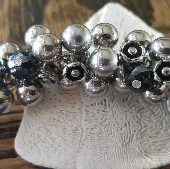 Black, Silver & Clear bead necklace - Picture 3 of 4